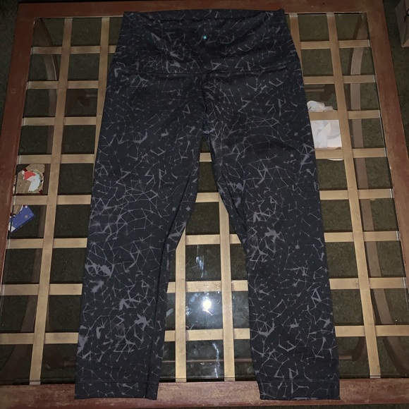 lululemon athletica Pants - Lululemon Leggings Wunder Under Cropped (?)